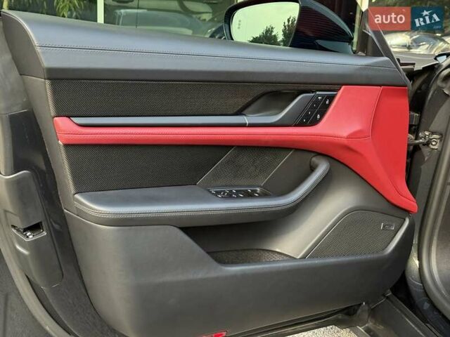 Сірий Порше Taycan Cross Turismo, об'ємом двигуна 0 л та пробігом 13 тис. км за 95000 $, фото 16 на Automoto.ua