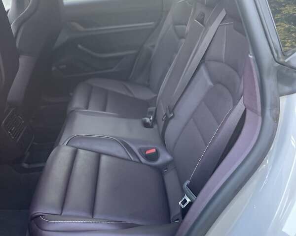 Серый Порше Taycan Cross Turismo, объемом двигателя 0 л и пробегом 31 тыс. км за 86490 $, фото 27 на Automoto.ua