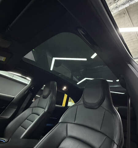 Серый Порше Taycan Cross Turismo, объемом двигателя 0 л и пробегом 89 тыс. км за 65000 $, фото 5 на Automoto.ua