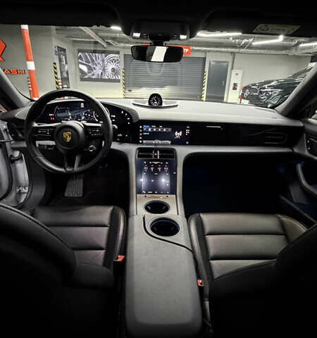 Серый Порше Taycan Cross Turismo, объемом двигателя 0 л и пробегом 89 тыс. км за 65000 $, фото 3 на Automoto.ua