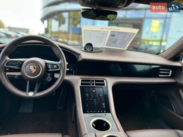 Сірий Порше Taycan Cross Turismo, об'ємом двигуна 0 л та пробігом 18 тис. км за 149900 $, фото 7 на Automoto.ua