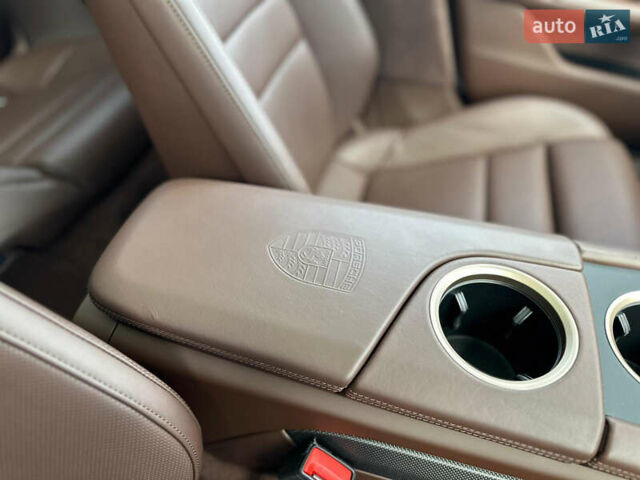 Сірий Порше Taycan Cross Turismo, об'ємом двигуна 0 л та пробігом 18 тис. км за 149900 $, фото 13 на Automoto.ua