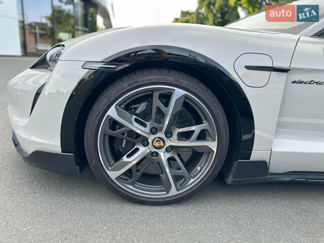 Сірий Порше Taycan Cross Turismo, об'ємом двигуна 0 л та пробігом 18 тис. км за 149900 $, фото 5 на Automoto.ua