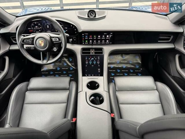 Синий Порше Taycan Cross Turismo, объемом двигателя 0 л и пробегом 17 тыс. км за 80900 $, фото 3 на Automoto.ua
