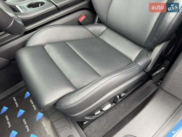 Синий Порше Taycan Cross Turismo, объемом двигателя 0 л и пробегом 17 тыс. км за 80900 $, фото 18 на Automoto.ua