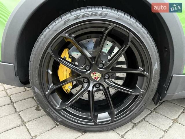 Зеленый Порше Taycan Cross Turismo, объемом двигателя 0 л и пробегом 57 тыс. км за 79990 $, фото 11 на Automoto.ua