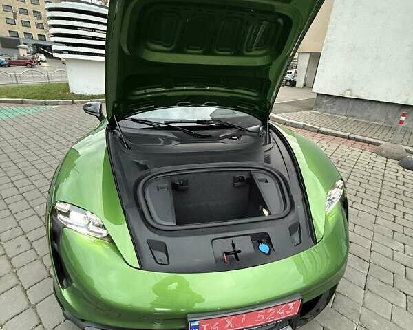 Зеленый Порше Taycan Cross Turismo, объемом двигателя 0 л и пробегом 57 тыс. км за 79990 $, фото 15 на Automoto.ua