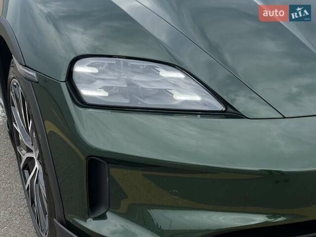 Зеленый Порше Taycan Cross Turismo, объемом двигателя 0 л и пробегом 7 тыс. км за 134262 $, фото 12 на Automoto.ua