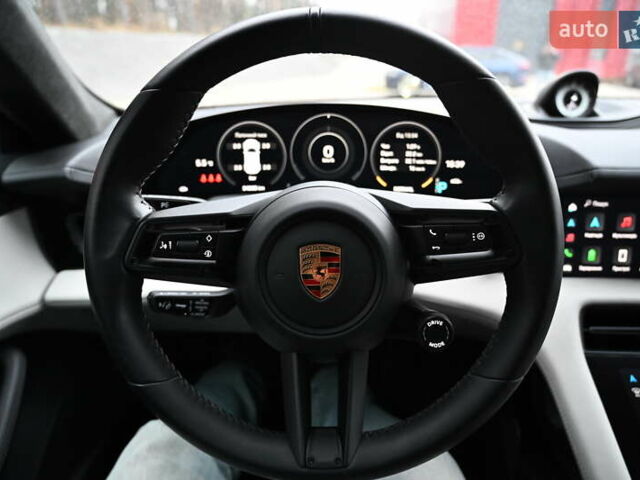Красный Порше Taycan Sport Turismo, объемом двигателя 0 л и пробегом 34 тыс. км за 84067 $, фото 6 на Automoto.ua