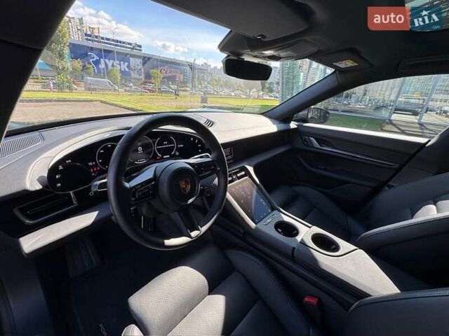 Серый Порше Taycan Sport Turismo, объемом двигателя 0 л и пробегом 15 тыс. км за 89000 $, фото 32 на Automoto.ua