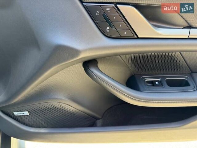 Серый Порше Taycan Sport Turismo, объемом двигателя 0 л и пробегом 15 тыс. км за 89000 $, фото 85 на Automoto.ua