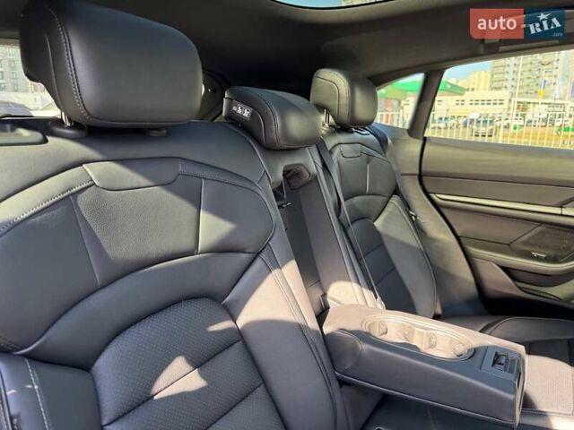 Серый Порше Taycan Sport Turismo, объемом двигателя 0 л и пробегом 15 тыс. км за 89000 $, фото 81 на Automoto.ua