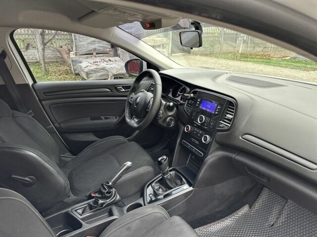 Белый Рено 10, объемом двигателя 1.5 л и пробегом 82 тыс. км за 14200 $, фото 3 на Automoto.ua