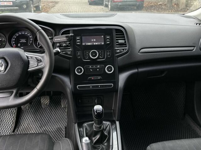 Белый Рено 10, объемом двигателя 1.5 л и пробегом 82 тыс. км за 14200 $, фото 4 на Automoto.ua