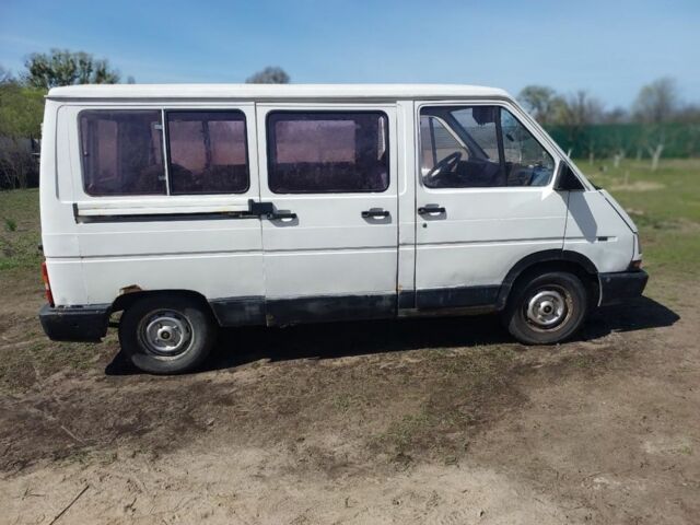 Белый Рено 10, объемом двигателя 0 л и пробегом 150 тыс. км за 1000 $, фото 2 на Automoto.ua