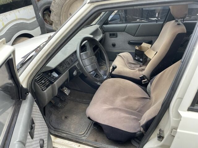 Белый Рено 11, объемом двигателя 1.7 л и пробегом 255 тыс. км за 250 $, фото 5 на Automoto.ua