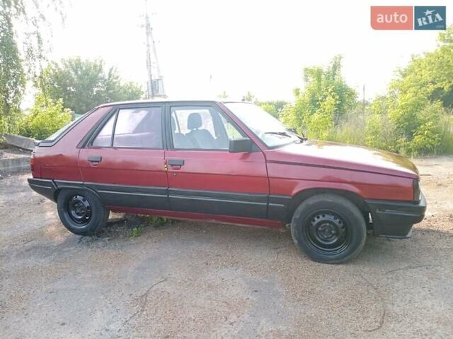 Красный Рено 11, объемом двигателя 1.6 л и пробегом 258 тыс. км за 799 $, фото 2 на Automoto.ua