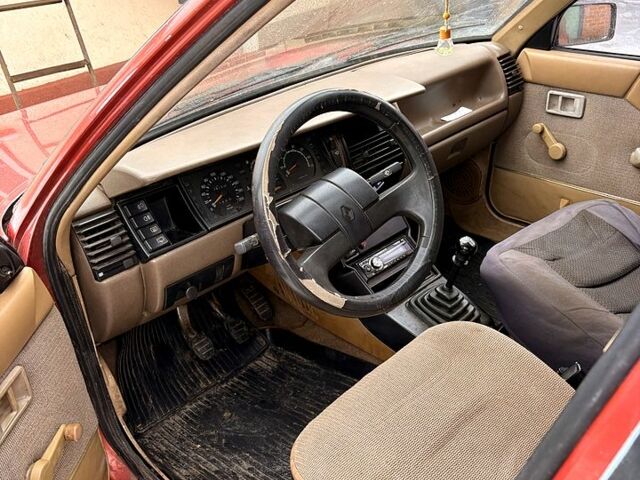 Красный Рено 11, объемом двигателя 1.4 л и пробегом 176 тыс. км за 1500 $, фото 1 на Automoto.ua