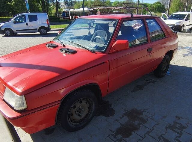 Красный Рено 11, объемом двигателя 1.4 л и пробегом 322 тыс. км за 500 $, фото 3 на Automoto.ua