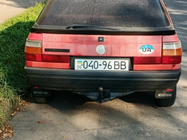 Красный Рено 11, объемом двигателя 1 л и пробегом 131 тыс. км за 192 $, фото 2 на Automoto.ua