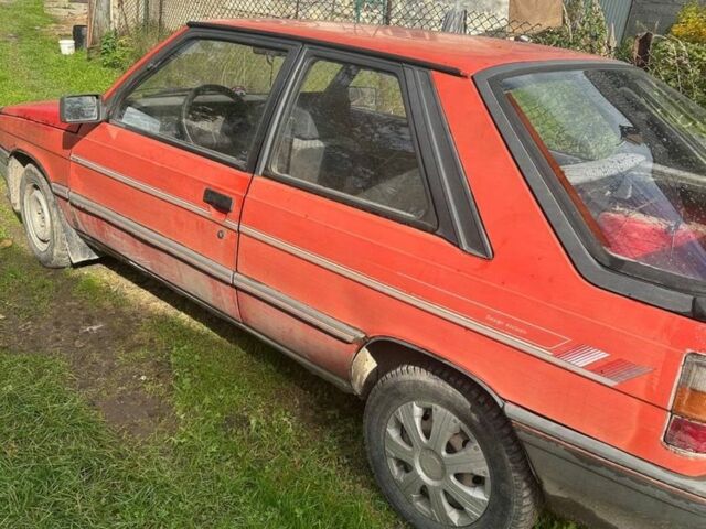 Красный Рено 11, объемом двигателя 1.4 л и пробегом 200 тыс. км за 288 $, фото 2 на Automoto.ua