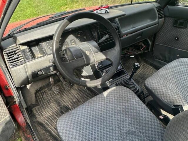 Красный Рено 11, объемом двигателя 1.4 л и пробегом 200 тыс. км за 288 $, фото 4 на Automoto.ua