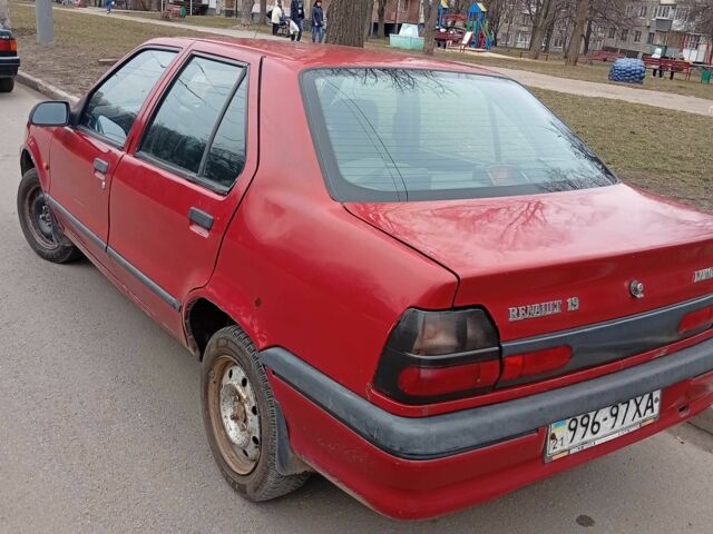 Красный Рено 11, объемом двигателя 1.6 л и пробегом 22 тыс. км за 1700 $, фото 2 на Automoto.ua