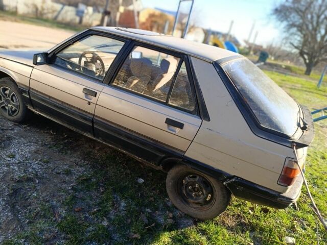 Сірий Рено 11, об'ємом двигуна 2 л та пробігом 245 тис. км за 310 $, фото 5 на Automoto.ua