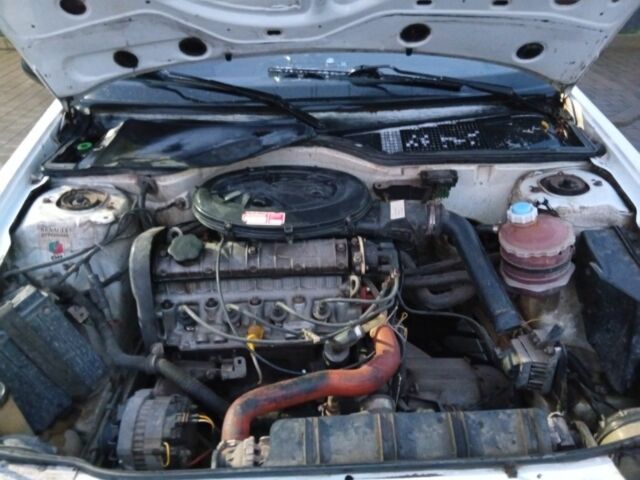 Белый Рено 19, объемом двигателя 0 л и пробегом 379 тыс. км за 1000 $, фото 6 на Automoto.ua