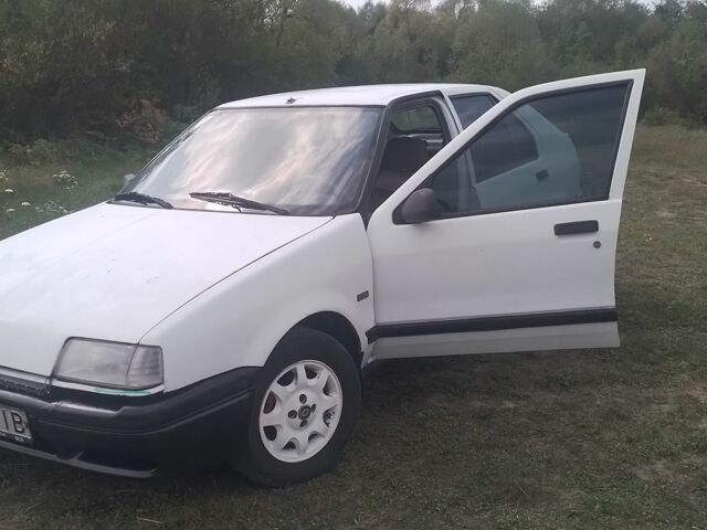 Белый Рено 19, объемом двигателя 1.7 л и пробегом 378 тыс. км за 1100 $, фото 9 на Automoto.ua