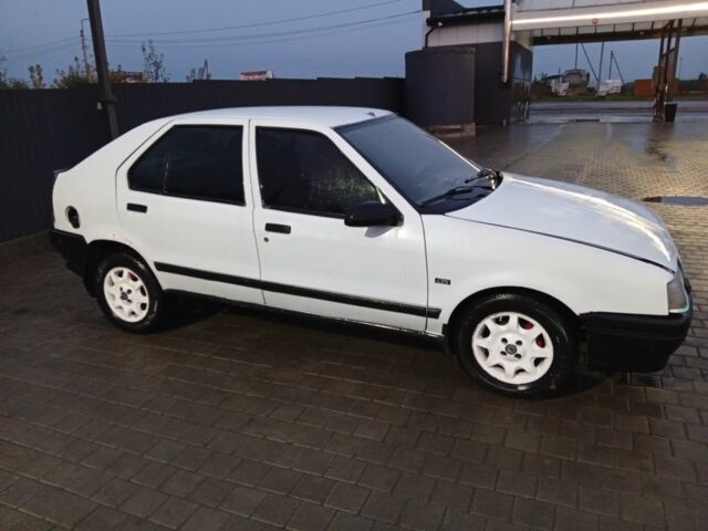 Белый Рено 19, объемом двигателя 0 л и пробегом 379 тыс. км за 1000 $, фото 4 на Automoto.ua