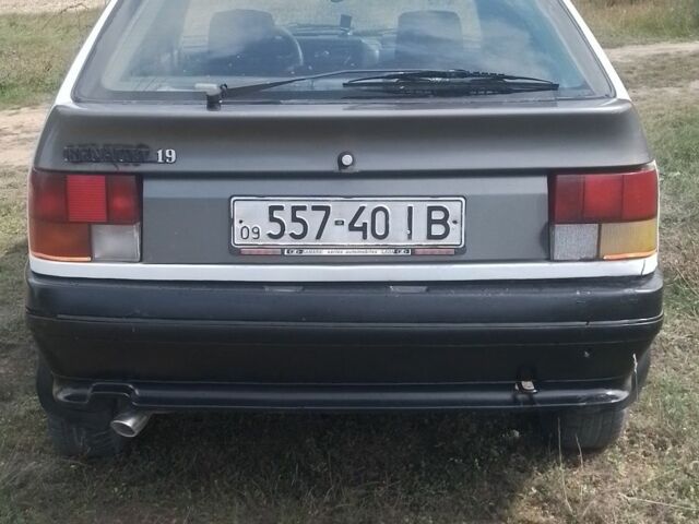 Белый Рено 19, объемом двигателя 1.7 л и пробегом 378 тыс. км за 1100 $, фото 4 на Automoto.ua