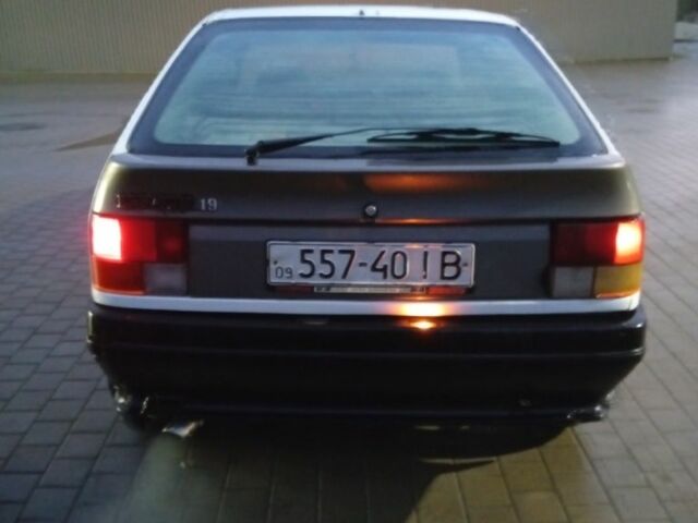 Белый Рено 19, объемом двигателя 0 л и пробегом 379 тыс. км за 1000 $, фото 3 на Automoto.ua