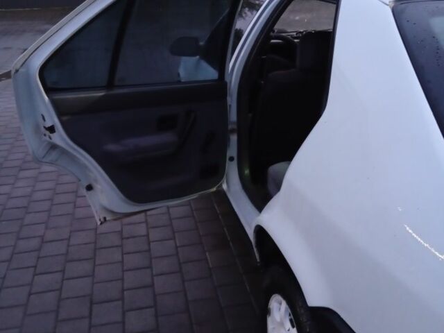 Белый Рено 19, объемом двигателя 0 л и пробегом 379 тыс. км за 1000 $, фото 9 на Automoto.ua