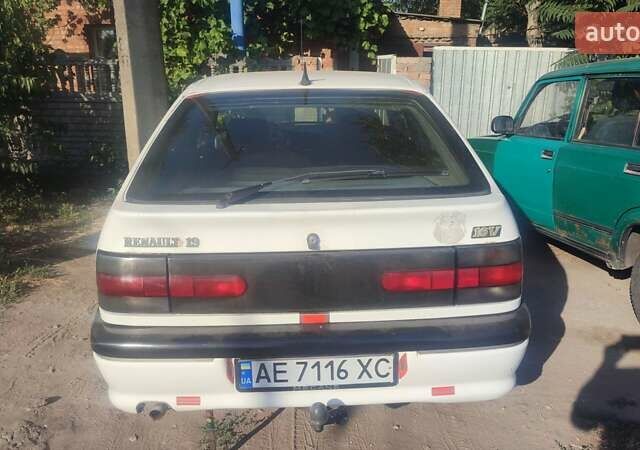 Рено 19 1995 в Кривом Роге на Automoto.ua Белый Рено 19, объемом двигателя 1.4 л и пробегом 92 тыс. км за 1400 $, фото 1 на Automoto.ua