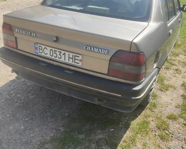 Бежевый Рено 19, объемом двигателя 1.72 л и пробегом 350 тыс. км за 1700 $, фото 4 на Automoto.ua