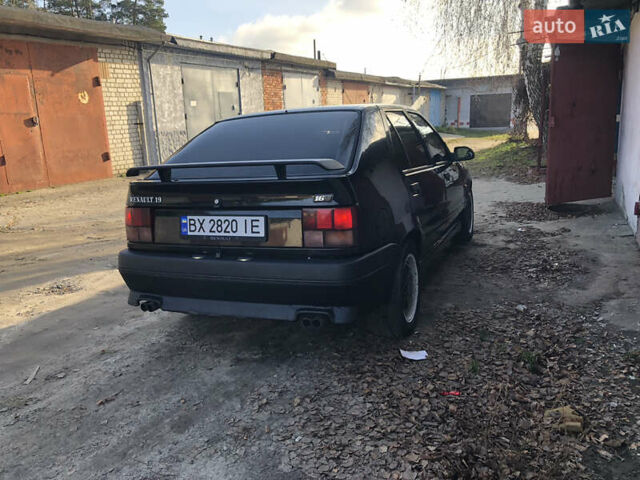 Чорний Рено 19, об'ємом двигуна 1.8 л та пробігом 197 тис. км за 1399 $, фото 6 на Automoto.ua