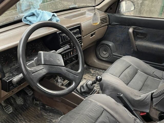 Коричневый Рено 19, объемом двигателя 1.4 л и пробегом 258 тыс. км за 800 $, фото 4 на Automoto.ua