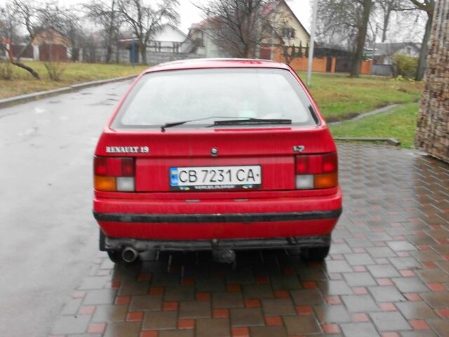 Красный Рено 19, объемом двигателя 1.7 л и пробегом 300 тыс. км за 650 $, фото 6 на Automoto.ua