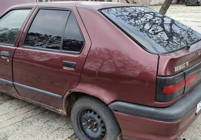 Красный Рено 19, объемом двигателя 1.8 л и пробегом 282 тыс. км за 850 $, фото 3 на Automoto.ua