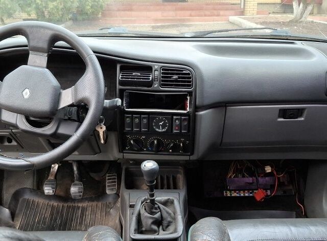 Красный Рено 19, объемом двигателя 1.8 л и пробегом 282 тыс. км за 850 $, фото 12 на Automoto.ua