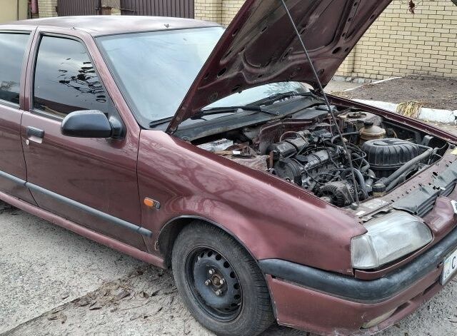 Красный Рено 19, объемом двигателя 1.8 л и пробегом 282 тыс. км за 850 $, фото 4 на Automoto.ua