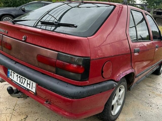Красный Рено 19, объемом двигателя 1.7 л и пробегом 220 тыс. км за 900 $, фото 2 на Automoto.ua
