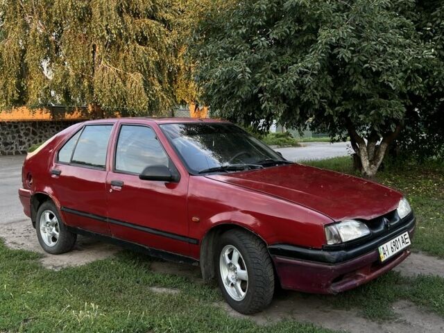Красный Рено 19, объемом двигателя 1.8 л и пробегом 400 тыс. км за 1000 $, фото 5 на Automoto.ua