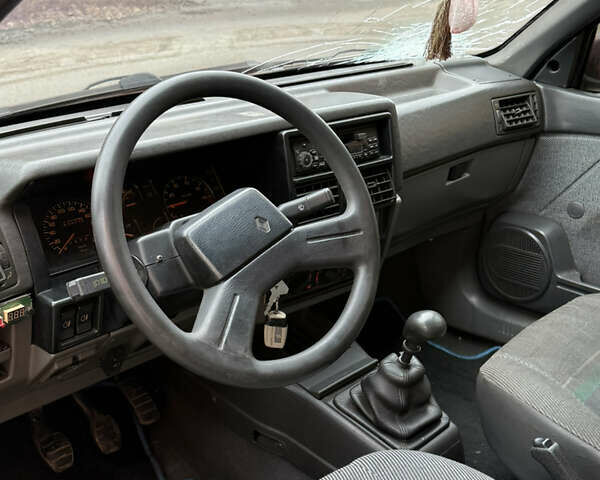 Красный Рено 19, объемом двигателя 1.72 л и пробегом 300 тыс. км за 1000 $, фото 8 на Automoto.ua