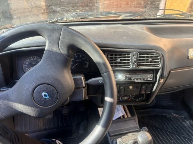 Красный Рено 19, объемом двигателя 1.8 л и пробегом 250 тыс. км за 1150 $, фото 5 на Automoto.ua