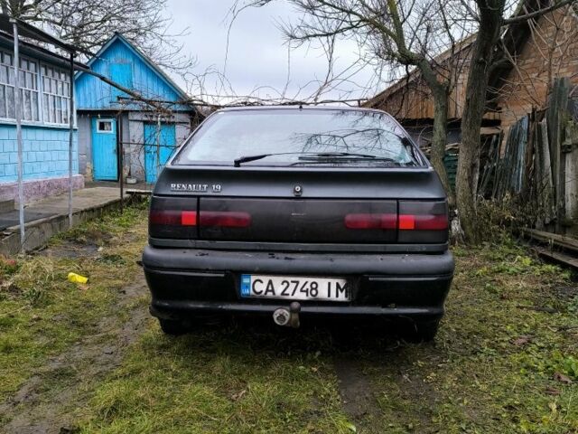 Серый Рено 19, объемом двигателя 1.4 л и пробегом 300 тыс. км за 303 $, фото 2 на Automoto.ua