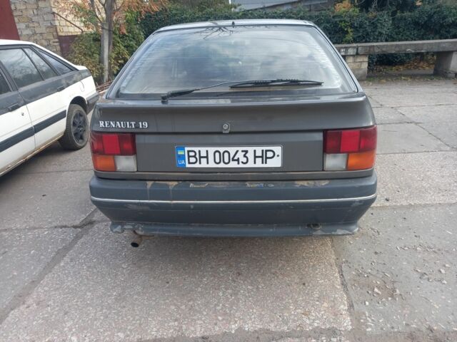 Серый Рено 19, объемом двигателя 1.67 л и пробегом 328 тыс. км за 600 $, фото 1 на Automoto.ua