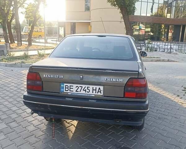 Серый Рено 19, объемом двигателя 1.7 л и пробегом 220 тыс. км за 1200 $, фото 2 на Automoto.ua
