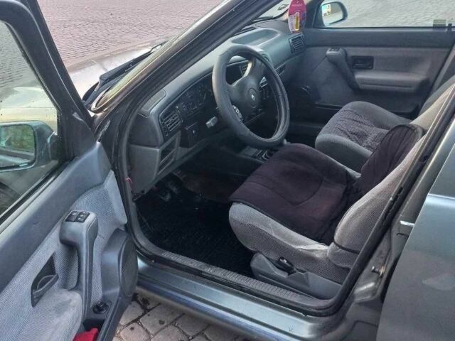 Серый Рено 19, объемом двигателя 1.8 л и пробегом 340 тыс. км за 714 $, фото 6 на Automoto.ua